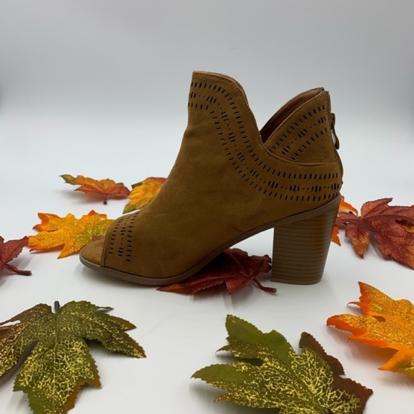 Laser Detailed Chunky Heel Peep Toe Booties - Picture 5 of 8